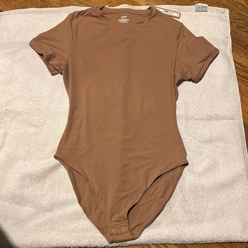 SKIMS Short Sleeve Bodysuit in Brown
